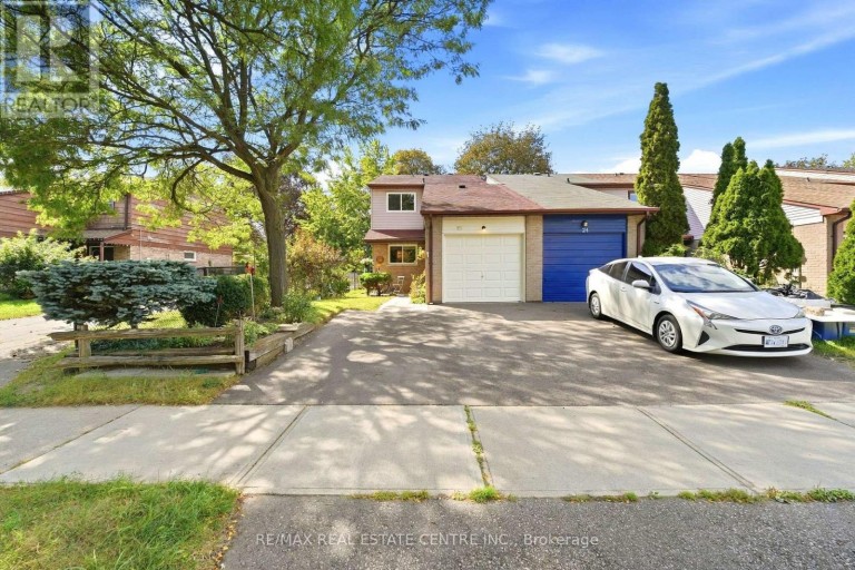 25 SCOTTSDALE COURT, Brampton (Brampton East), Ontario, L6W3R8
