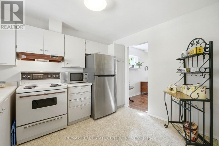 25 SCOTTSDALE COURT, Brampton (Brampton East), Ontario, L6W3R8