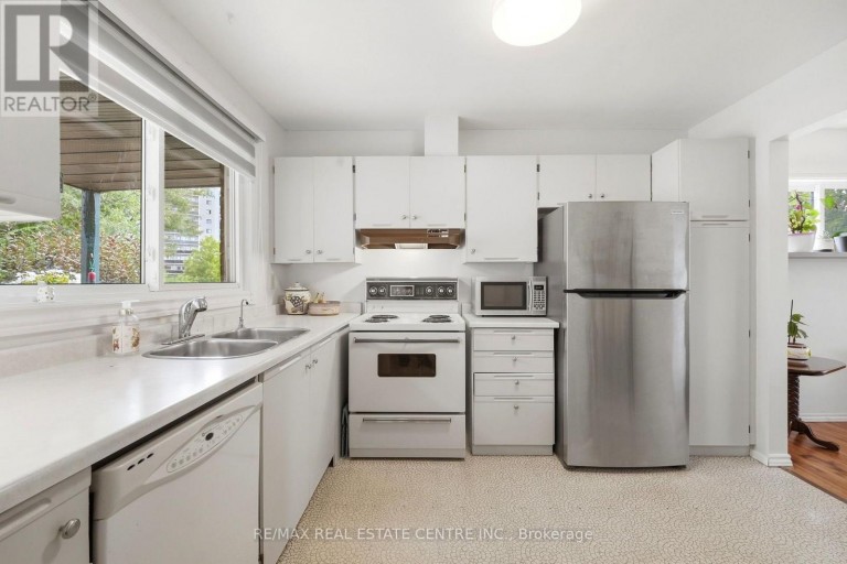 25 SCOTTSDALE COURT, Brampton (Brampton East), Ontario, L6W3R8