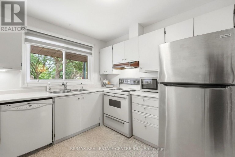 25 SCOTTSDALE COURT, Brampton (Brampton East), Ontario, L6W3R8