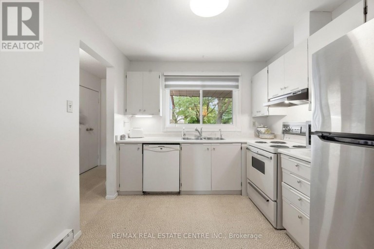25 SCOTTSDALE COURT, Brampton (Brampton East), Ontario, L6W3R8