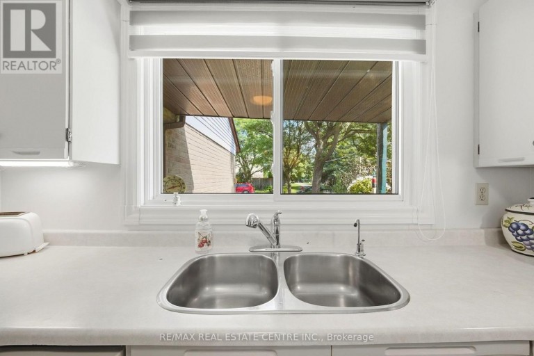 25 SCOTTSDALE COURT, Brampton (Brampton East), Ontario, L6W3R8