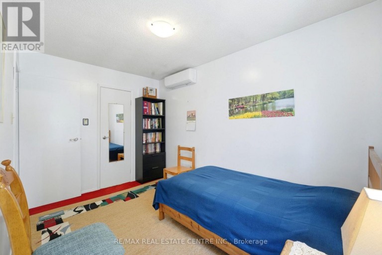 25 SCOTTSDALE COURT, Brampton (Brampton East), Ontario, L6W3R8