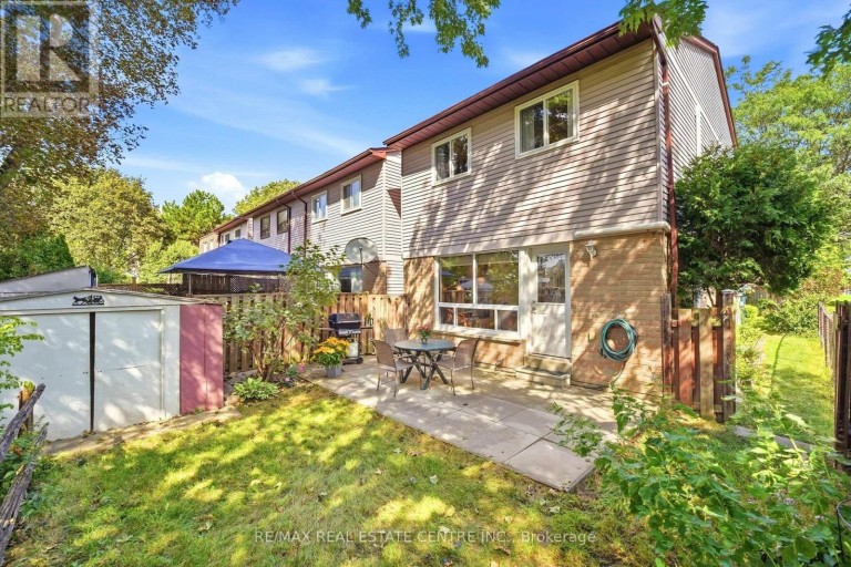 25 SCOTTSDALE COURT, Brampton (Brampton East), Ontario, L6W3R8