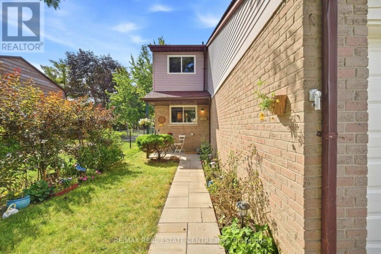 25 SCOTTSDALE COURT, Brampton (Brampton East), Ontario, L6W3R8