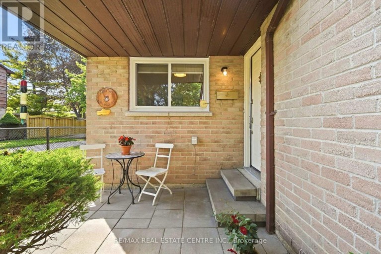 25 SCOTTSDALE COURT, Brampton (Brampton East), Ontario, L6W3R8