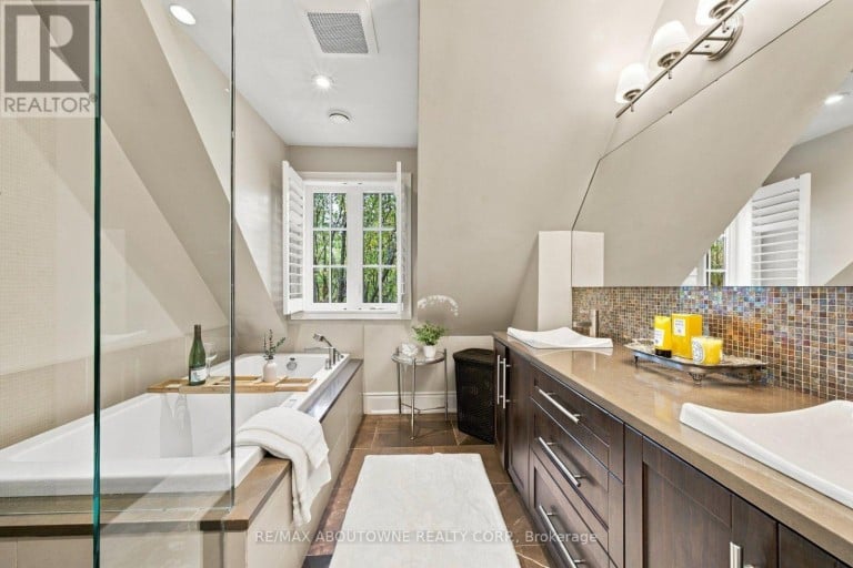 426 TRAFALGAR ROAD, Oakville (OO Old Oakville), Ontario, L6J3H7