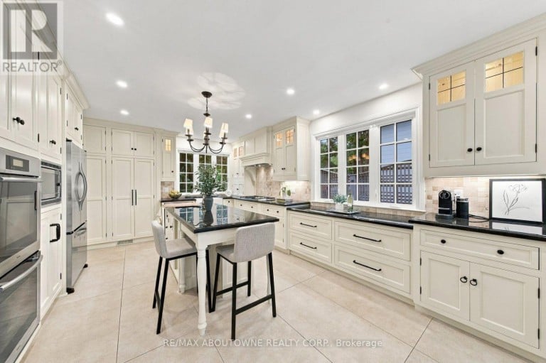 426 TRAFALGAR ROAD, Oakville (OO Old Oakville), Ontario, L6J3H7