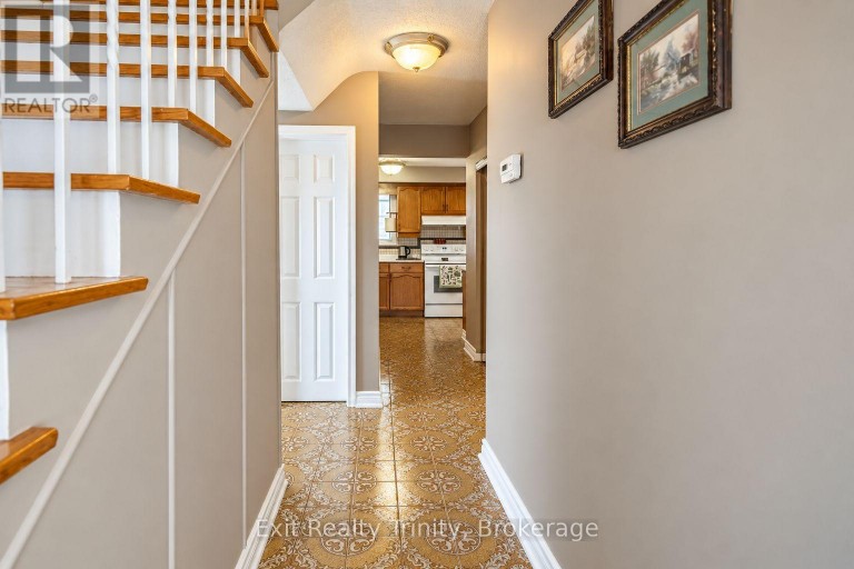 57 LINDYLOU ROAD, Toronto (Humbermede), Ontario, M9M2B1