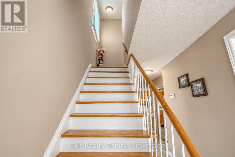 57 LINDYLOU ROAD, Toronto (Humbermede), Ontario, M9M2B1