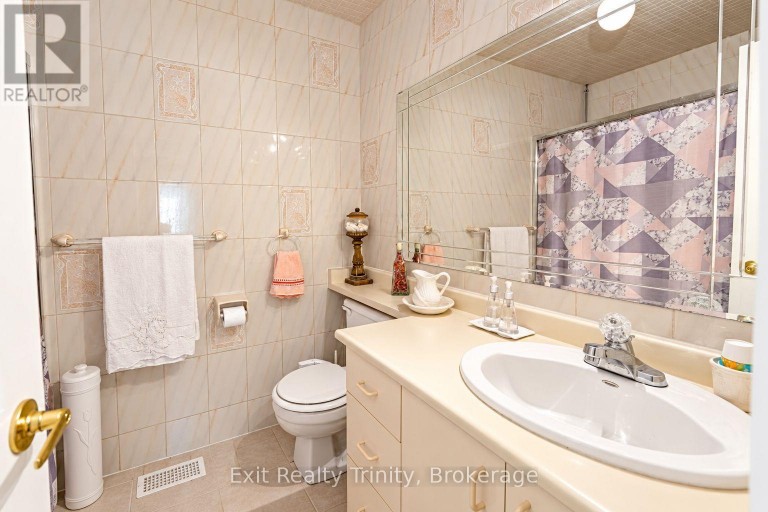 57 LINDYLOU ROAD, Toronto (Humbermede), Ontario, M9M2B1