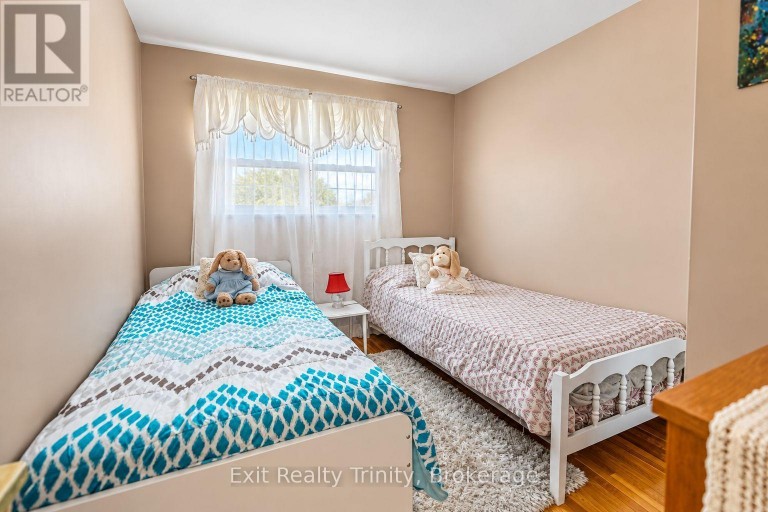 57 LINDYLOU ROAD, Toronto (Humbermede), Ontario, M9M2B1