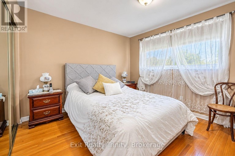 57 LINDYLOU ROAD, Toronto (Humbermede), Ontario, M9M2B1