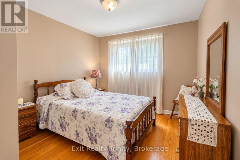 57 LINDYLOU ROAD, Toronto (Humbermede), Ontario, M9M2B1