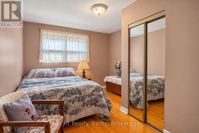 57 LINDYLOU ROAD, Toronto (Humbermede), Ontario, M9M2B1