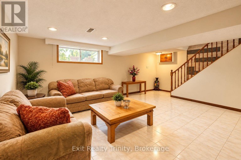 57 LINDYLOU ROAD, Toronto (Humbermede), Ontario, M9M2B1
