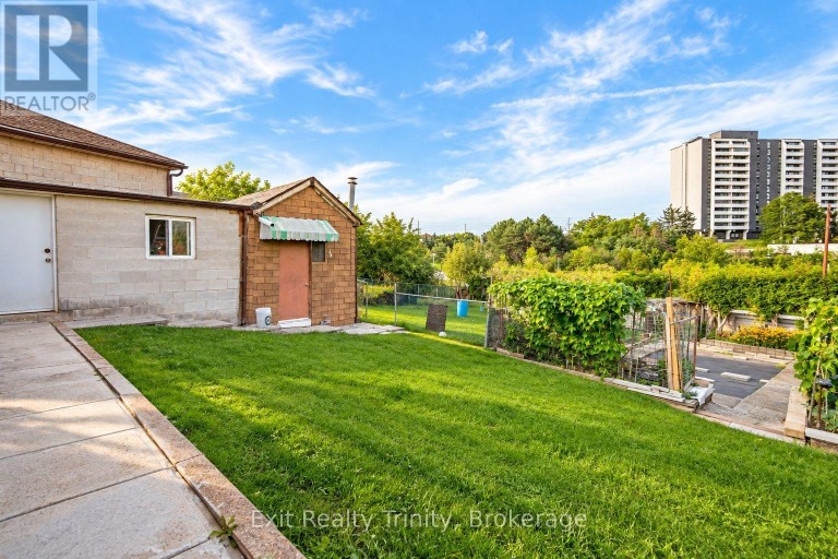 57 LINDYLOU ROAD, Toronto (Humbermede), Ontario, M9M2B1