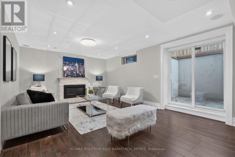 10 BAYBERRY CRESCENT, Toronto (Bayview Village), Ontario, M2K1T8