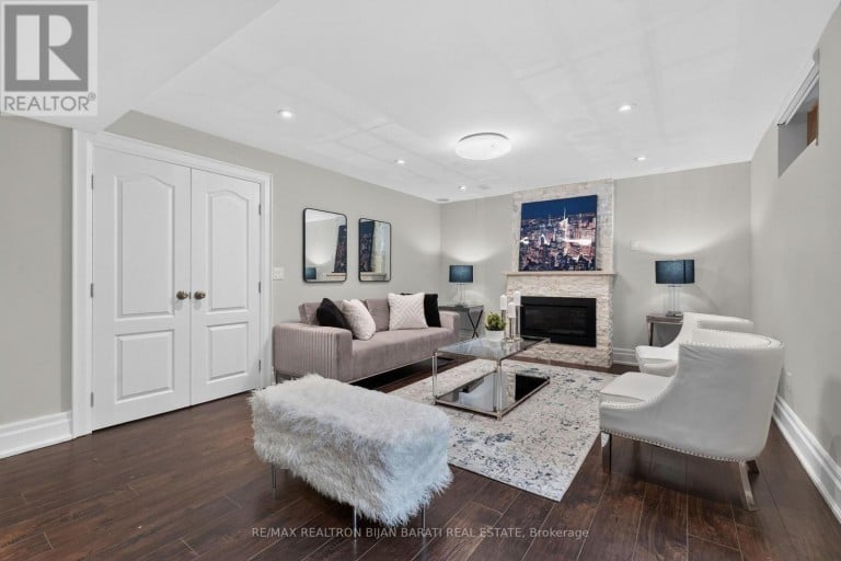 10 BAYBERRY CRESCENT, Toronto (Bayview Village), Ontario, M2K1T8