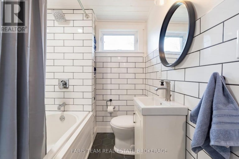 1720 TAY POINT ROAD, Penetanguishene, Ontario, L9M1X7