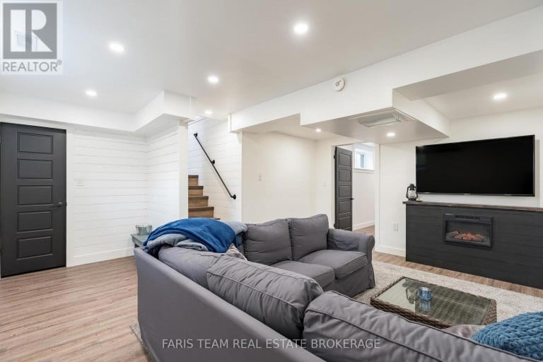 1720 TAY POINT ROAD, Penetanguishene, Ontario, L9M1X7