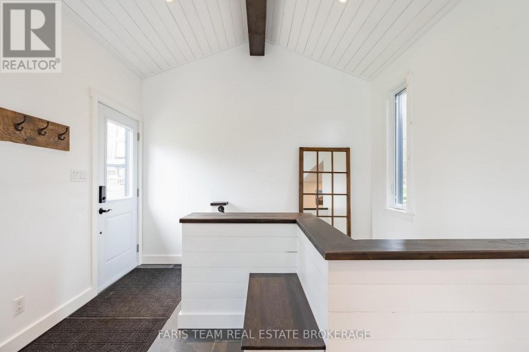 1720 TAY POINT ROAD, Penetanguishene, Ontario, L9M1X7