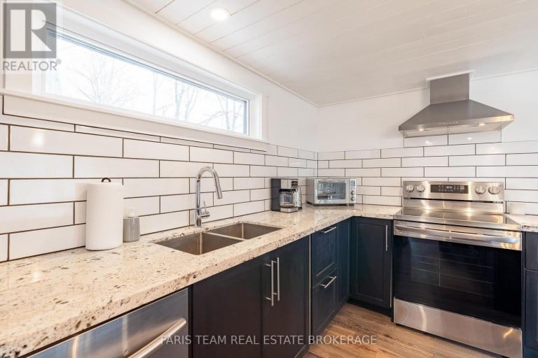 1720 TAY POINT ROAD, Penetanguishene, Ontario, L9M1X7