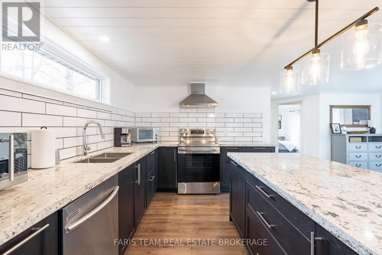 1720 TAY POINT ROAD, Penetanguishene, Ontario, L9M1X7