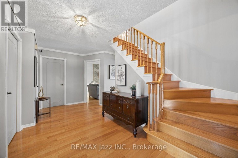 28 JUBILEE COURT, Whitby (Blue Grass Meadows), Ontario, L1N6R3
