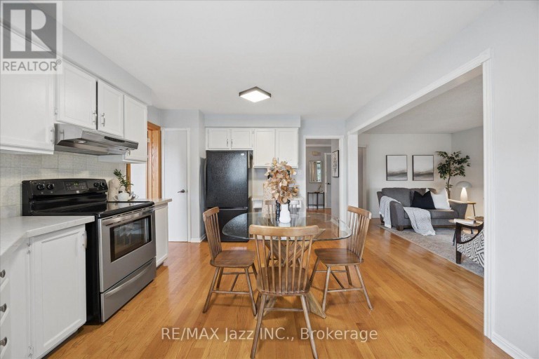 28 JUBILEE COURT, Whitby (Blue Grass Meadows), Ontario, L1N6R3