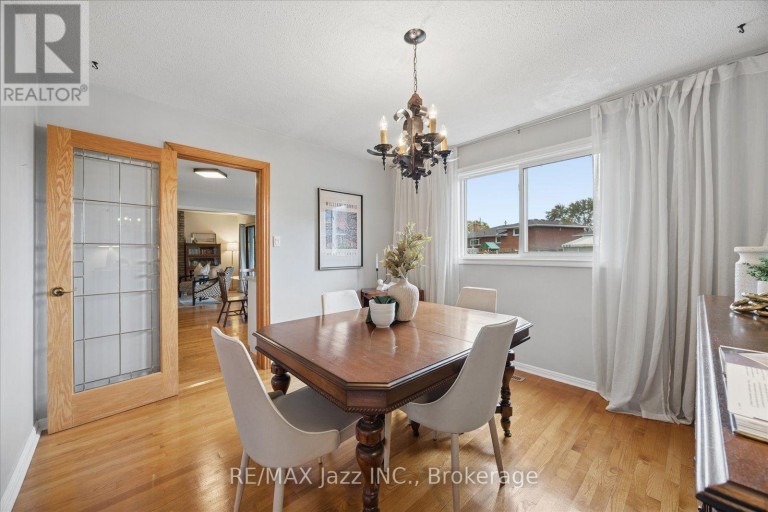 28 JUBILEE COURT, Whitby (Blue Grass Meadows), Ontario, L1N6R3