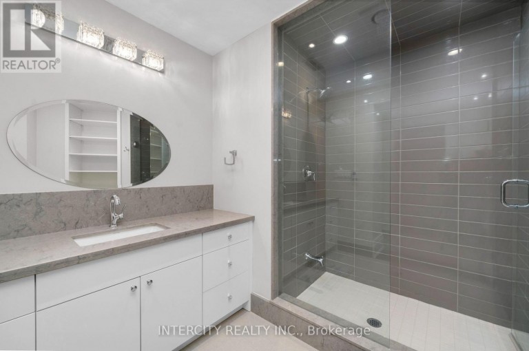 34 ROSEBUD COURT, Vaughan (Kleinburg), Ontario, L0J1C0