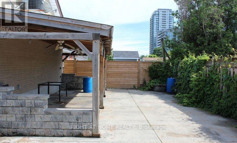 35 WARNICA AVENUE, Toronto (Islington-City Centre West), Ontario, M8Z1Z5