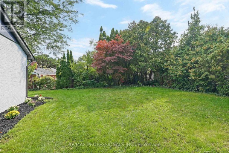 15 BELL ROYAL COURT, Toronto (Edenbridge-Humber Valley), Ontario, M9A4G7