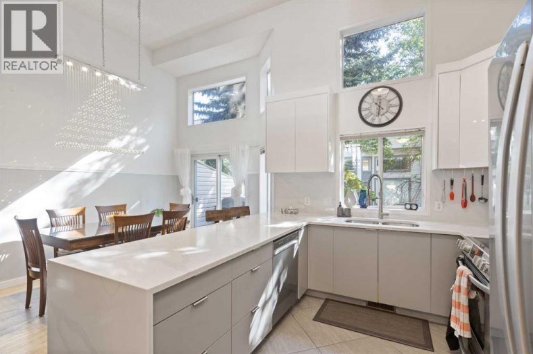 12 Kingsland Villas SW, Calgary, Alberta, T2V5J9