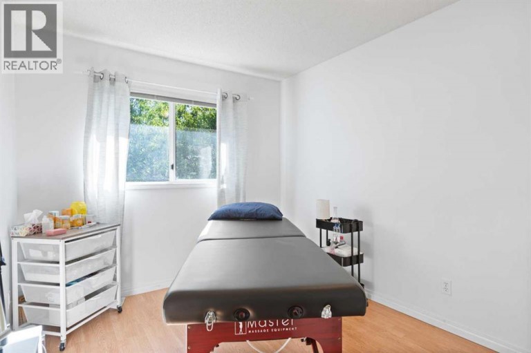 12 Kingsland Villas SW, Calgary, Alberta, T2V5J9