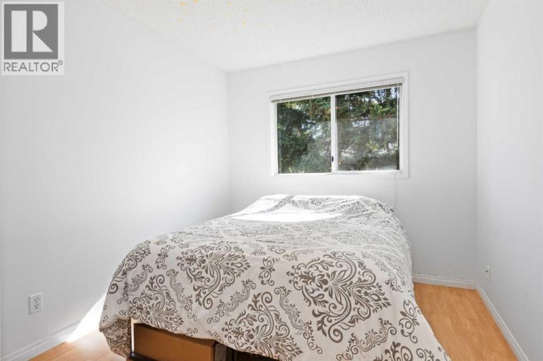 12 Kingsland Villas SW, Calgary, Alberta, T2V5J9