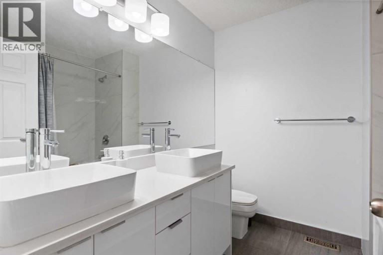12 Kingsland Villas SW, Calgary, Alberta, T2V5J9