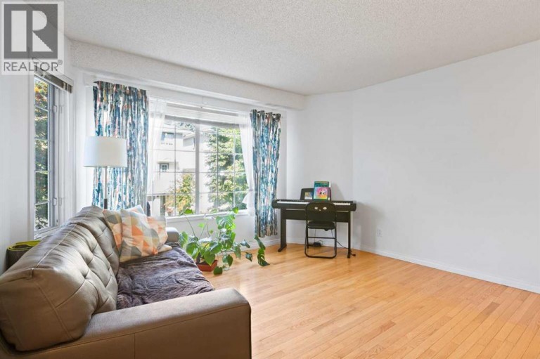 12 Kingsland Villas SW, Calgary, Alberta, T2V5J9