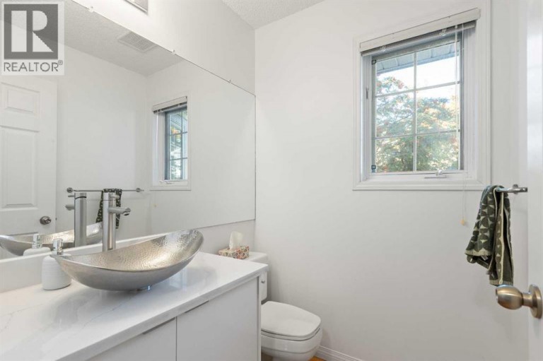 12 Kingsland Villas SW, Calgary, Alberta, T2V5J9