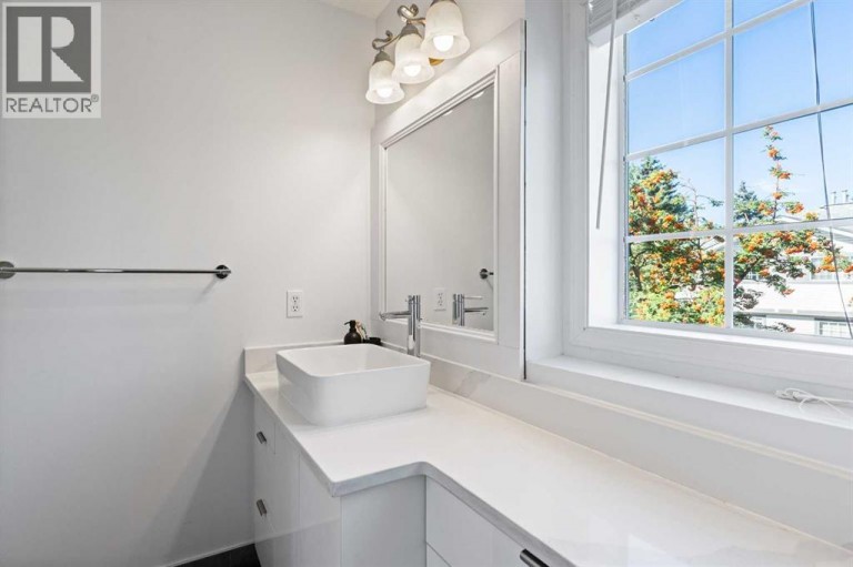 12 Kingsland Villas SW, Calgary, Alberta, T2V5J9