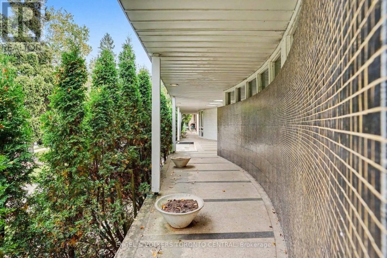 11 SUNCREST DRIVE, Toronto (Bridle Path-Sunnybrook-York Mills), Ontario, M3C2L1