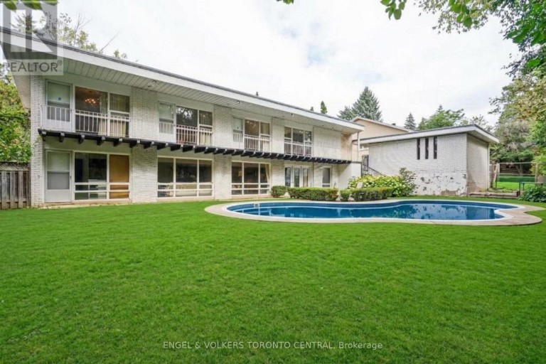 11 SUNCREST DRIVE, Toronto (Bridle Path-Sunnybrook-York Mills), Ontario, M3C2L1