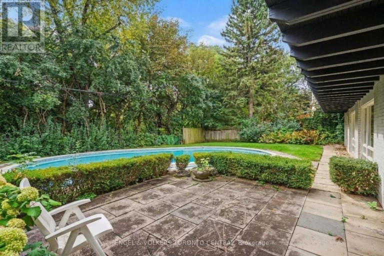 11 SUNCREST DRIVE, Toronto (Bridle Path-Sunnybrook-York Mills), Ontario, M3C2L1