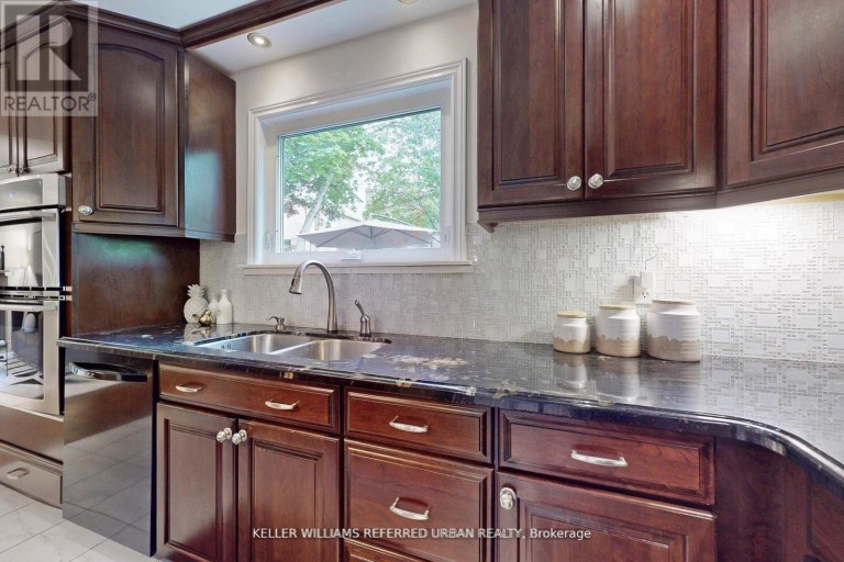 158 WALTON DRIVE, Aurora (Aurora Village), Ontario, L4G3R8