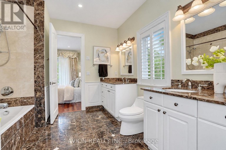 28 TALLY LANE, Toronto (Bayview Village), Ontario, M2K1V4