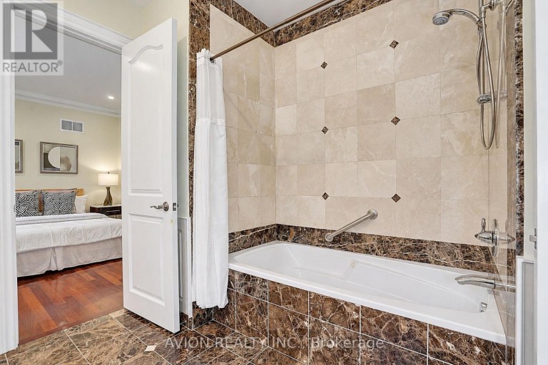 28 TALLY LANE, Toronto (Bayview Village), Ontario, M2K1V4