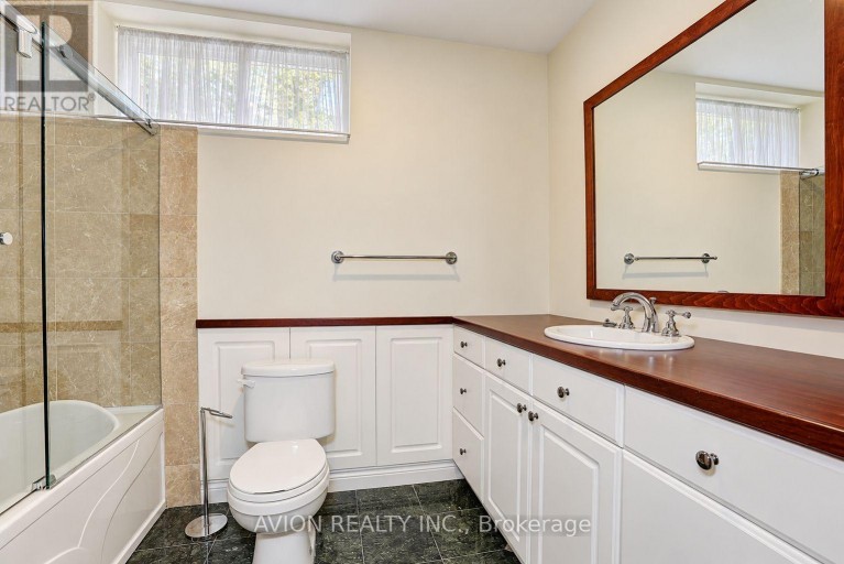 28 TALLY LANE, Toronto (Bayview Village), Ontario, M2K1V4