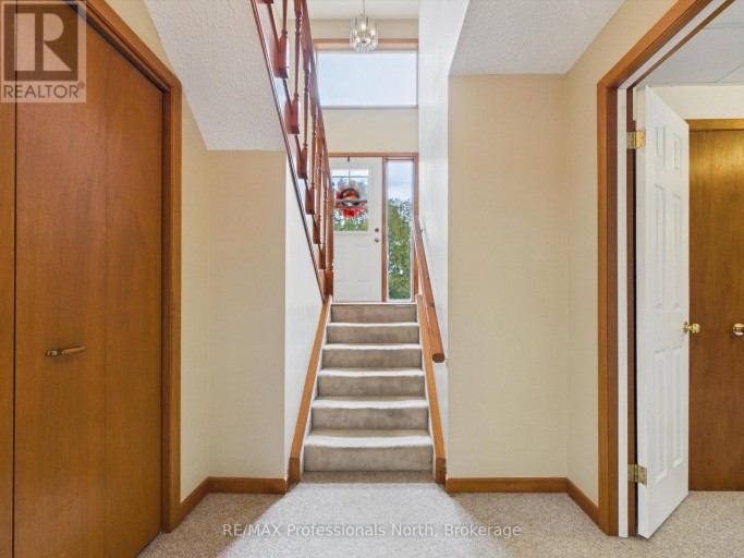 1 CRESTVIEW DRIVE, Huntsville, Ontario, P1H1S8