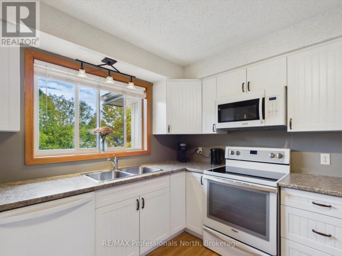 1 CRESTVIEW DRIVE, Huntsville, Ontario, P1H1S8